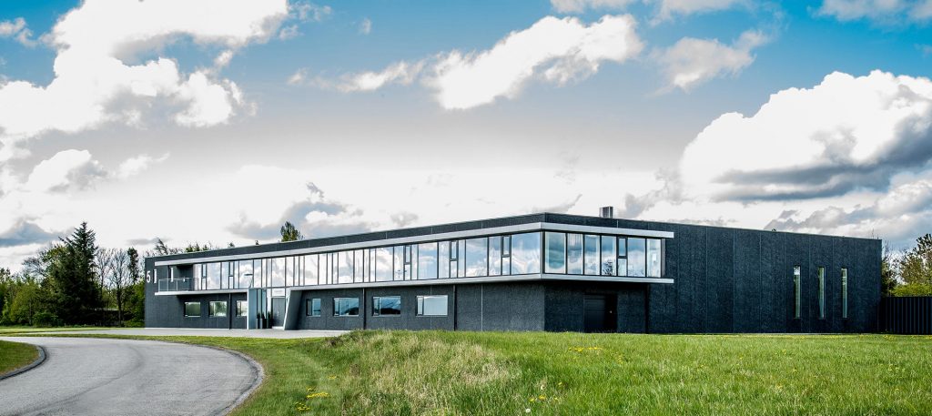Forsiden af Dansk Alvøens hovedkvarter i Randers set udefra